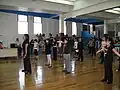 Diese Schüler lernen im Milieu, also in der Mitte des Raums ohne Stange.