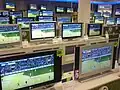 Das Fernsehen zeigt Sportereignisse, wie Fußballturniere.