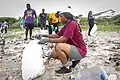 Freiwillige in Ghana, die Pastikmüll aufsammeln
