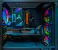 Manche Gaming PCs sind von innen beleuchtet. Eine Kühlung sorgt dafür, dass der PC nicht zu heiß wird.