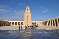 Dieser Turm steht in Kairouan, einer Stadt in Tunesien. Er gehört zur Großen Moschee und ist dessen Minarett.
