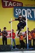 Selbst Hochsprung ist auf dem Einrad möglich.