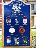 In Barnet, einem Stadtteil von London: Diese Tafel zeigt die Wappen der Partnerstädte.
