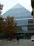 Die Pyramide der Stadtbibliothek ist ganz aus Glas.