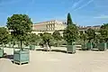 Im Hintergrund steht die Orangerie. Die Bäume in Kisten, wie man sie vorn sieht, kommen im Winter ins Haus.