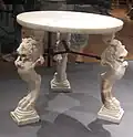Ein Tisch aus Pompeji: Die Stuhlbeine sehen aus wie die Pfoten von Löwen.