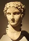 Eine Büste seiner Mutter Agrippina