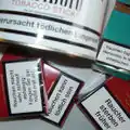 Solche Warnhinweise auf Zigarettenpackungen gelten in der EU und in der Schweiz.