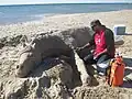 Hier in Saudi-Arabien arbeitet jemand an einer Sand-Skulptur.