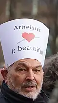 Atheismus ist schön, meint dieser Mann in Brüssel. Er protestiert gegen einen islamistischen Anschlag.