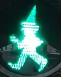 Seit 2017 gibt es nahe der Puppenkiste eine Fußgängerampel mit einem grünen Kasperle.