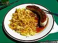 In der Schweiz isst man Bratwurst gerne mit Rösti und Zwiebelsauce.