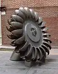 Eine Turbine aus einem Hochdruckkraftwerk in den Bergen