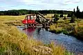 Hier in Tschechien ist es ein Bauer mit seinem Fahrzeug, der durch den Fluss Rolava will.