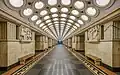 In manchen U-Bahn-Stationen sieht man Kunst. Diese Station befindet sich in Moskau.