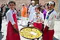 Diese japanischen Köche haben auf einem Kochwettbewerb in Frankreich eine spanische Paella zubereitet.