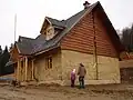 Dieses Haus in Polen besteht aus Lehm und Holz.
