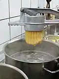 So sieht es aus, wenn man sie mit einer Spätzlepresse herstellt.