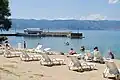 Viele Einwohner haben Arbeit, weil Touristen an den Strand und in die Berge wollen.
