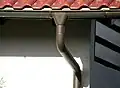 Dachrinnen und Regenrohre sind auch oft aus Kupfer.