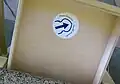Dieser Aufkleber zeigt die Gebetsrichtung, die Qibla, in einer Schublade