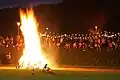 Ein Feuer zum 1. August am Rand des Festgeländes