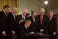 George W. Bush war im Jahr 2001 Präsident der USA. Hier unterschreibt er ein Gesetz, das mit mehr Überwachung für Sicherheit sorgen sollte.