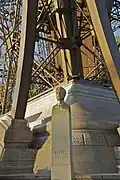 Eine Statue von Gustave Eiffel: Sie steht an der nördlichen Ecke des Turms.