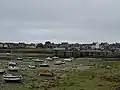 Die Bretonische Küste ist bekannt für ihre starken Gezeiten. Während der Ebbe liegen die Boote liegen bei Ebbe auf dem Meeresgrund.