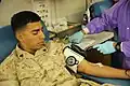 Einem Soldat der USA wird Blut abgenommen.