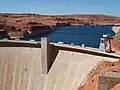 Mit Hilfe eines Staudamms lässt sich ein Teil eines fließenden Gewässers in einen Stausee verwandeln. Das ist dann ein künstlicher See.