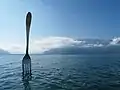 Vor dem Alimentarium steckt eine riesige Gabel im Genfersee.