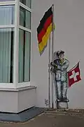 In Büsingen: Der Mann auf dem Wandbild trägt eine deutsche und eine schweizerische Fahne.