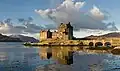 Schloss Eilean Donan in den Highlands: Es stammt aus dem Mittelalter und wurde im 20. Jahrhundert neu aufgebaut.