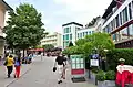 Eine Straße mit Geschäften
