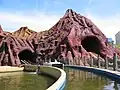 Im Movie Park Germany, der früher Warner Brothers Movie Park hieß. Hier sieht man eine Wildwasserbahn mit dem Thema Bermuda-Dreieck.