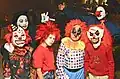 Feiernde in Halloween-Kostümen