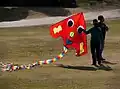 In einem Park in China gesehen: Fröhlicher Drachen mit langem, bunten Schwanz.