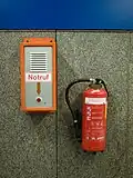 Feuerlöscher und Notruf in einer U-Bahn-Station in München