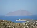 Die Insel Antimilos, von der Insel Milos aus gesehen. „Anti“ bedeutet hier: „gegenüber“.