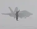 Ein amerikanisches Kriegsflugzeug ist gerade durch schweres Schneien geflogen.