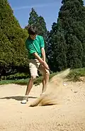 Hier schlägt man den Ball aus dem sogenannten Bunker. So ein Ort mit Sand soll das Spiel noch schwieriger machen.