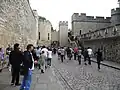 Touristen besuchen die Festung.