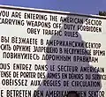 Im Berlin waren nach dem Zweiten Weltkrieg die Schilder oft in vier Sprachen: Englisch, Russisch, Französisch und Deutsch.