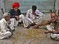 Männer beim Mühle-Spiel in Indien