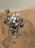 „Curiosity“ heißt dieser fahrende Roboter. Seit dem Jahr 2010 erkundet er den Planeten Mars.