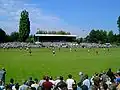 Fußballer spielen auf einem Fußballfeld.