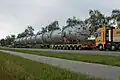 Bei diesem besonders langen Schwertransporter kann man kaum die Achsen zählen.