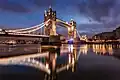 Bei Nacht strahlt man die Tower Bridge mit starken Leuchten an.