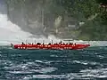 Mit einem Boot nahe an den Rheinfall herangefahren